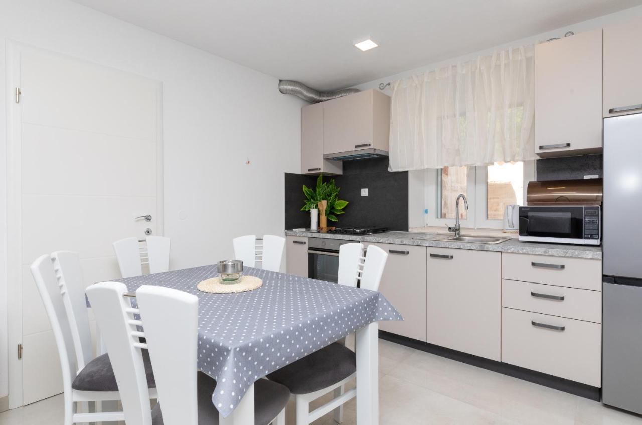 Apartmani Canaki Supetar Eksteriør bilde